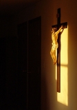 light-shines-on-crucifix