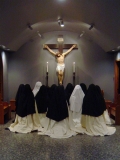praying-before-the-crucifix